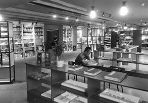 读者正在书店内安静地阅读。河南省新华书店发行集团 供图