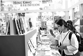 中国图书吸引了很多读者关注。本报特派记者 王勤 摄